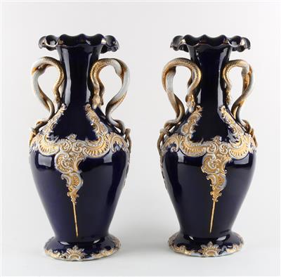 1 Paar Vasen mit Schlangenhenkeln, - Saisoneröffnung - Antiquitäten