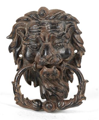 Türklopfer in Form eines Löwenkopfes mit Ring, - Antiquariato