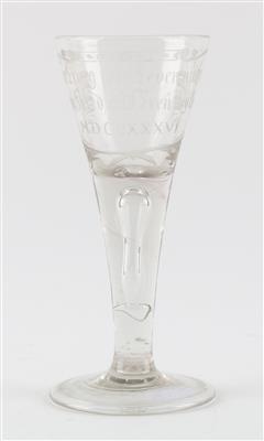 "So Lang wir leben müßen, daß Fried und Treu sich küßen, MDCCXXXVI" Barockes Weinglas datiert 1736, - Antiquitäten