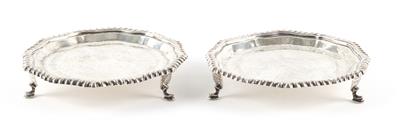 Paar kleine Londoner Silber gefußte Teller, - Antiques