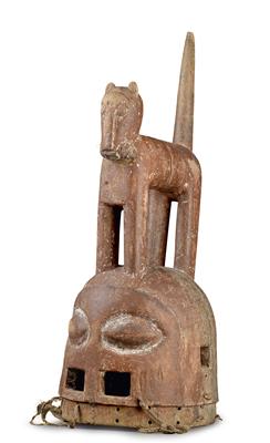 Yoruba, Nigeria: Epa-Helm-Maske mit einem Tier als Aufsatz (Leopard). - Antiquitäten