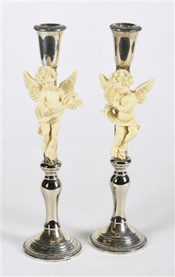 Paar Kerzenleuchter mit plastischen Engeln, - Ausgewählte Silberobjekte