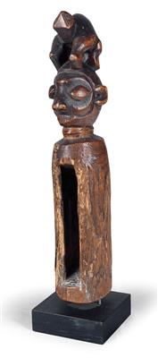 Yaka (oder Bayaka), DR Kongo: Eine figurale Schlitz-Trommel, mit typischem Yaka-Kopf und einer Schildkröte oben. - Antiquitäten