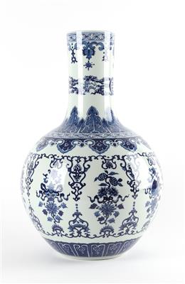 Blau-weiße Vase, - Asiatika