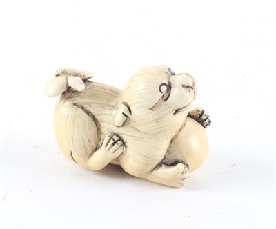 Netsuke eines Hundewelpen mit Ball und Schmetterling, - Asiatica