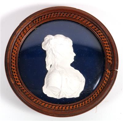 Reliefporträt einer Dame im Profil, - Antiques