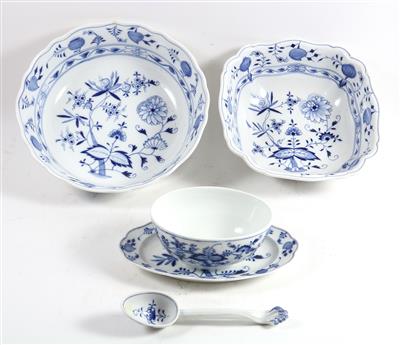 Meissen Zwiebelmuster Sauciere mit fixem Untersatz und Löffel, - Antiques