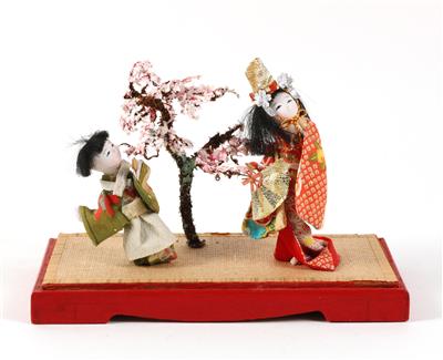 Japanische Szene: 2 Püppchen beim Kirschblütenfest, - Hračky