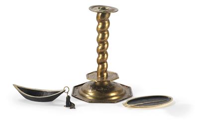 1 Kerzenhalter, 1 Ascher in Form eines Bootes mit Robbe als Gluttöter, 1 Blattascher - Antiques