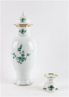 1 Deckelvase Höhe 30 cm, 1 Kerzenhalter Höhe 5,5 cm, - Antiques