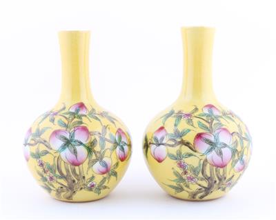 1 Paar Vasen mit Pfirsichdekor, - Asiatika