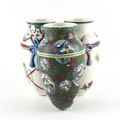 Set von drei Vasen, - Antiques