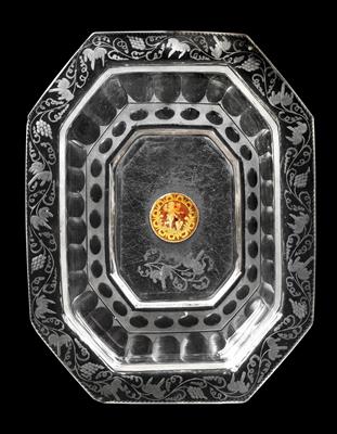 Barocke Schale mit Zwischengold-Medaillon, - Antiques