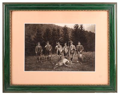 Kaiser Franz Joseph mit erlegtem Hirsch im Kreise seiner Jäger, - Antiquariato