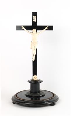 Elfenbein Christus auf Standkreuz unter Glassturz, - Antiques