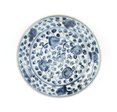 Blau-weißer Teller, - Antiquitäten - Saisonabschlussauktion