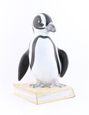Pinguin auf Buch, - Antiquitäten - Saisonabschlussauktion