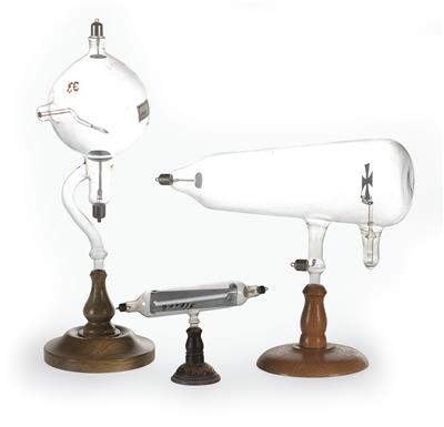 Drei Vakuum-Röhren - Antiquitäten, Uhren, historische wissenschaftliche Instrumente und Modelle