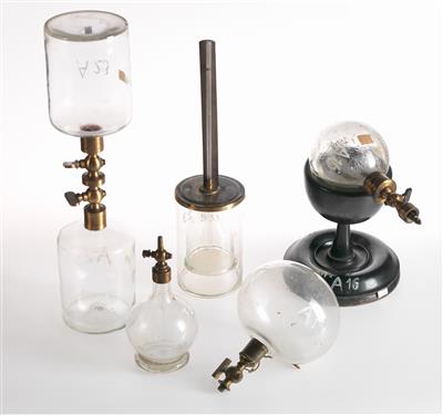 Konvolut aus fünf physikalischen Glasgefäßen - Antiques, clocks, scientific Instruments and models