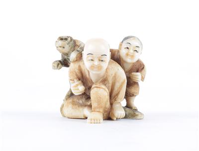 Netsuke eines Mannes mit Knabe und Affe, - Antiques
