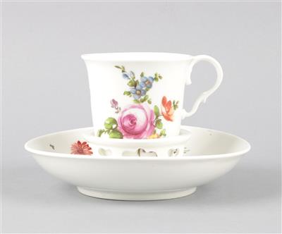 Tasse mit Trembleusen-Untertasse, - Antiques