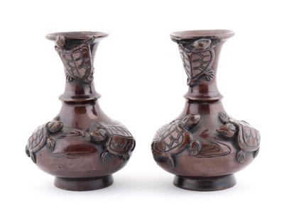 1 Paar kleine Bronzevasen mit Schildkröten, - Antiquitäten