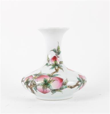 Famille rose Vase mit neun Pfirsichen und Fledermäusen, - Starožitnosti