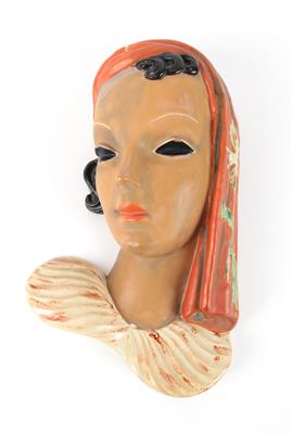 Wandmaske Frauenkopf mit Kopftuch und großem Kragen, - Antiques