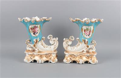 1 Paar Sockelvasen in Form von Füllhörnern, - Antiquitäten