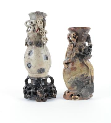 Vase und Vase mit Sockel mit Drachendekor, - Antiques