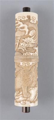 Dose in Form eines zusammengerollten Rollbildes, - Asiatica