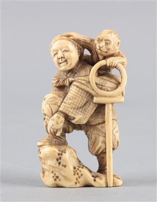 Netsuke eines Gauklers mit Affe, - Asiatica