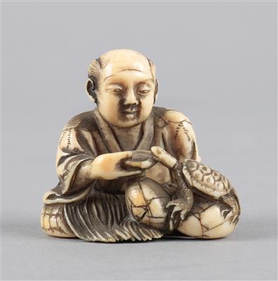 Netsuke eines sitzenden Mannes mit Schildkröte, - Asiatika