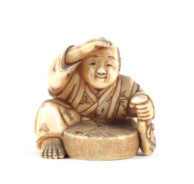 Netsuke oder kleines Okimono eines Mannes mit Schleifstein, - Asiatica