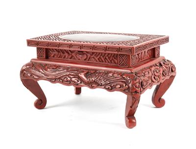 Rotlacksockel in Form eines Tischchens, - Asiatika