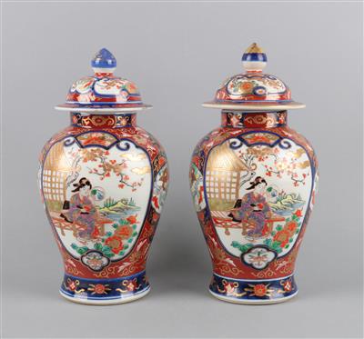 1 Paar Imari Deckelvasen, - Antiquariato