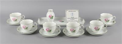 6 Kaffeetassen mit Untertassen, 1 Sandwichplatte, 1 kleine Vase, 1 Augarten Schild, - Antiques