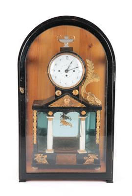 Österreichische Empire Kommodenuhr in Vitrine - Antiques