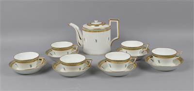 1 Teekanne mit Deckel, 6 Tassen mit Untertassen, 7 Teller Dm. 21 cm, - Antiques