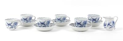 6 Meissen Zwiebelmuster Tassen mit 5 Untertassen, 1 Gießer, - Antiques