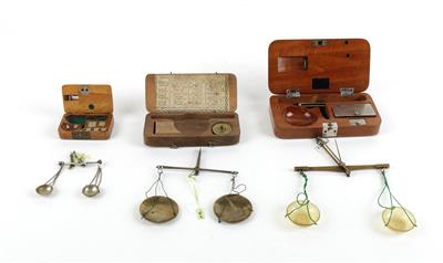 Drei Waagen mit Gewichten - Historische wissenschaftliche Instrumente, Globen und Fotoapparate