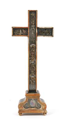 Klosterarbeit in Form eines Standkreuzes, - Volkskunst, Skulpturen, Fayencen