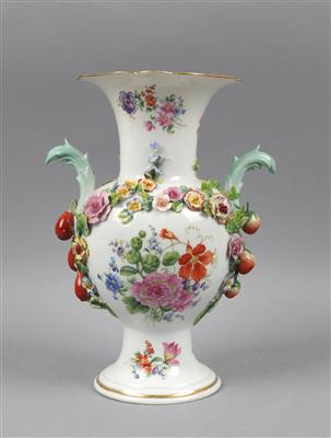 Vase mit Blüten und Hagebutten, - Antiquitäten