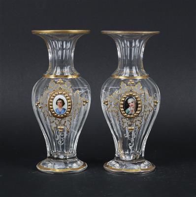 Paar Vasen mit Medaillons und Brustbild junger Damen, - Starožitnosti