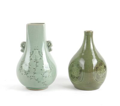 2 Seladon glasierte Vasen, - Antiques