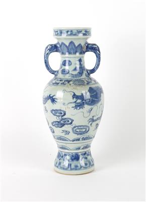 Blau-weiße Vase mit Henkeln, - Antiquitäten