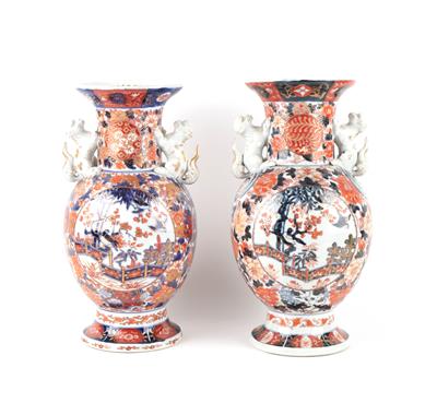 1 Paar Imari Vasen, - Asiatika und islamische Kunst