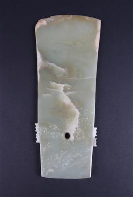 Beil aus Nephrit Jade im archaischen Stil, - Asiatica