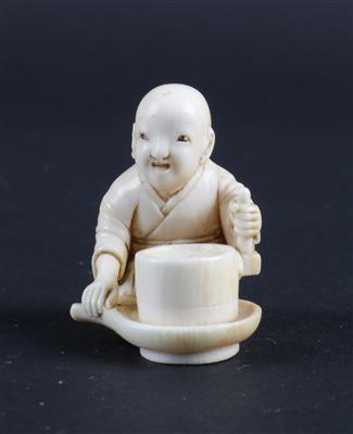 Netsuke eine hockenden Mannes am Schleifstein, - Asiatika und islamische Kunst