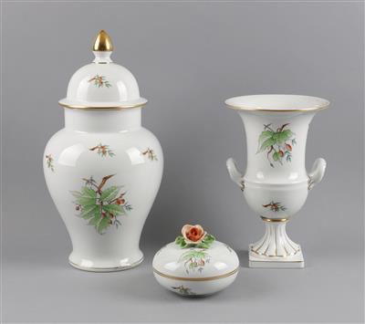 1 Deckelvase Höhe 35 cm, 1 Vase mit 2 Henkeln Höhe 24 cm,1 Deckeldose mit Rosenknauf, - Antiques